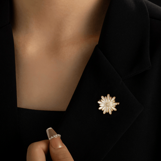AVELIA white enamel daisy brooch with gold edges and a sparkling crystal.
