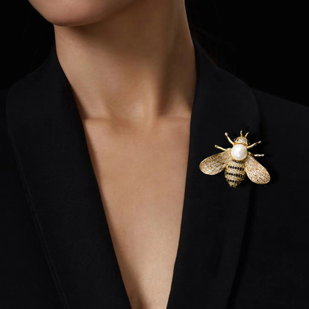AVELIA Vintage Pearl Bee Elegance Brooch