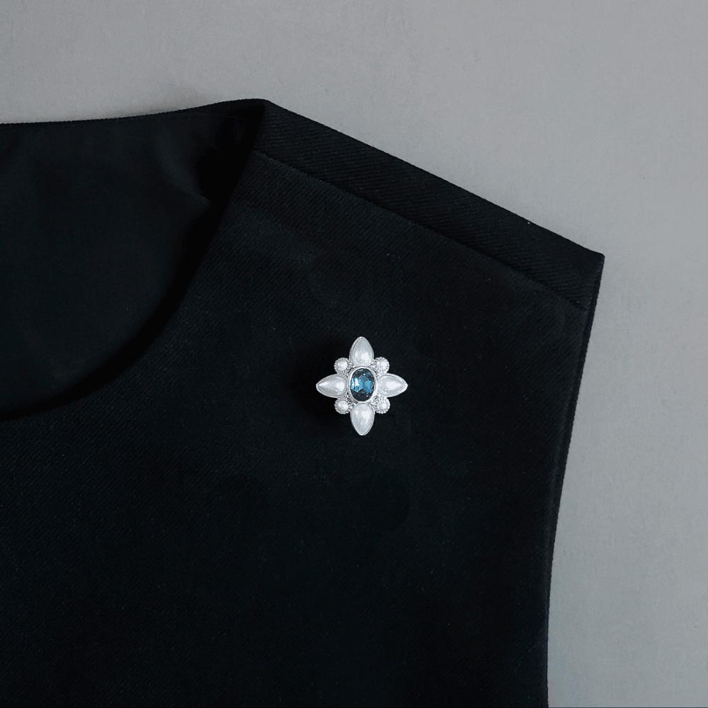 AVELIA Vintage Blue Magnetic Brooch